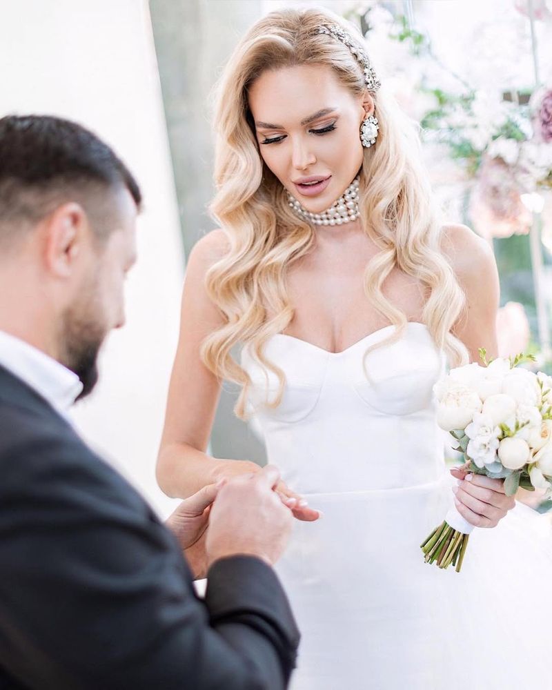 Hollywood Waves Wedding Hair With Butterflies