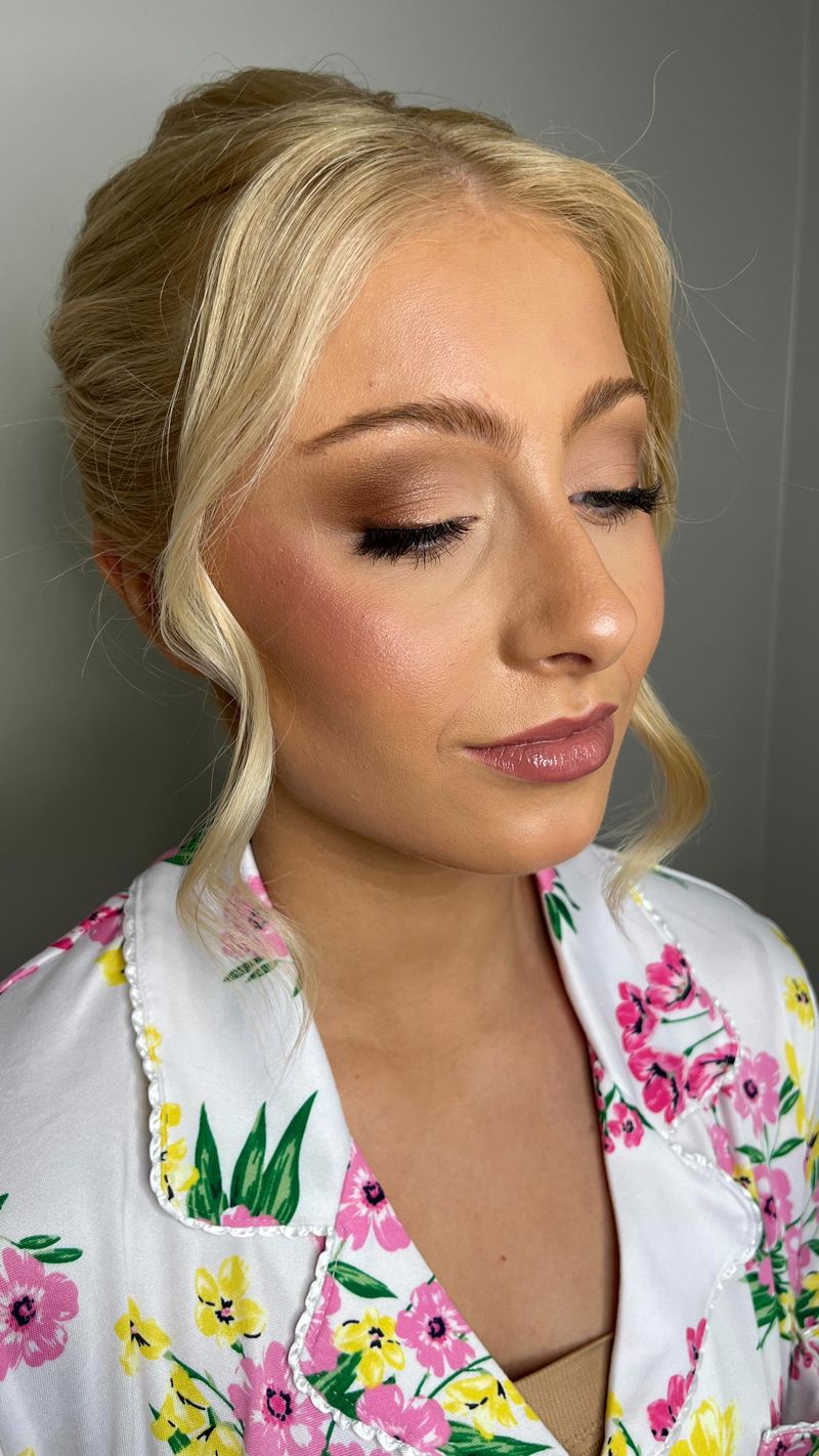 Balancing Full Lips with Neutral Tones