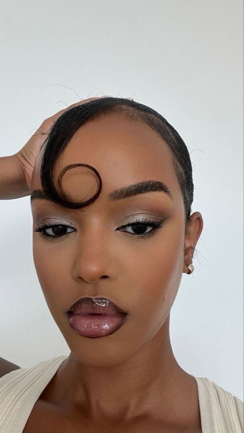 Minimalist Makeup - The Barely-There Beauty Movement