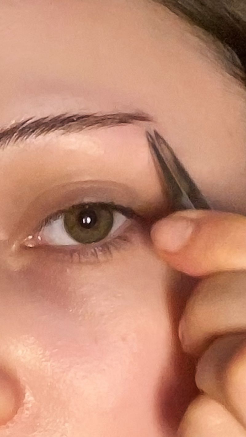 Thin Eyebrows (But Make It Modern)