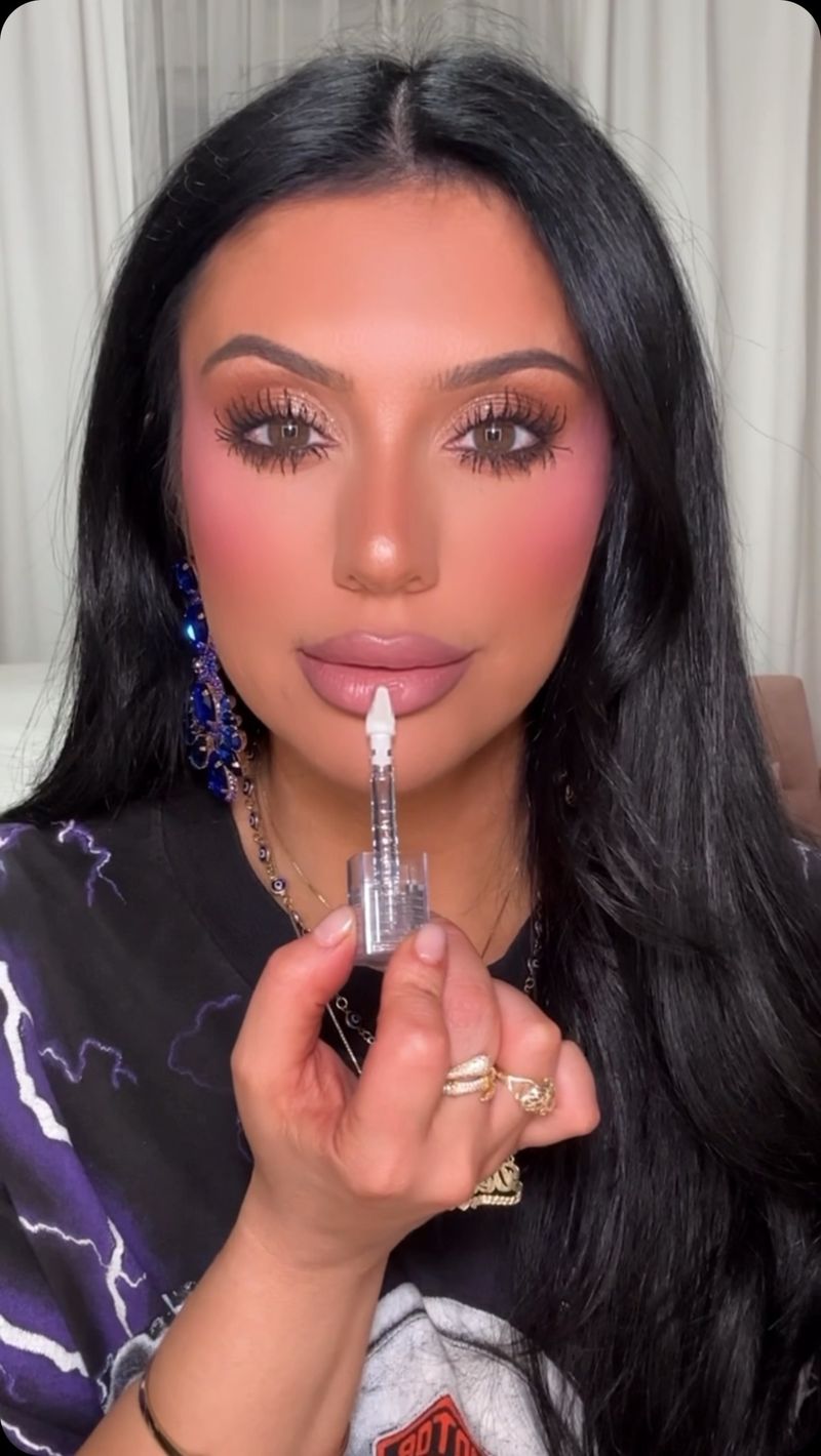 Reshaping Round Lips with Contour