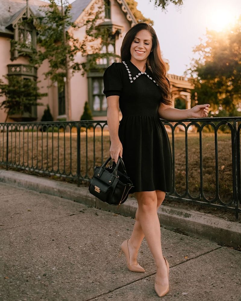 Neutral Pointed-Toe Pumps: The Leg Extenders