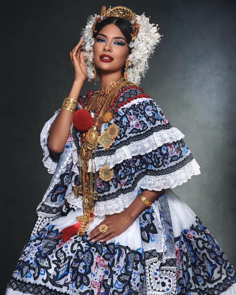 Panamanian Pollera