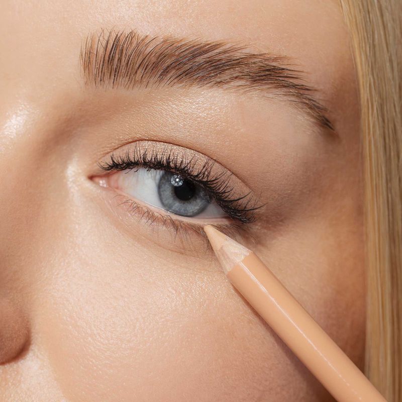 Nude Eyeliner On The Waterline