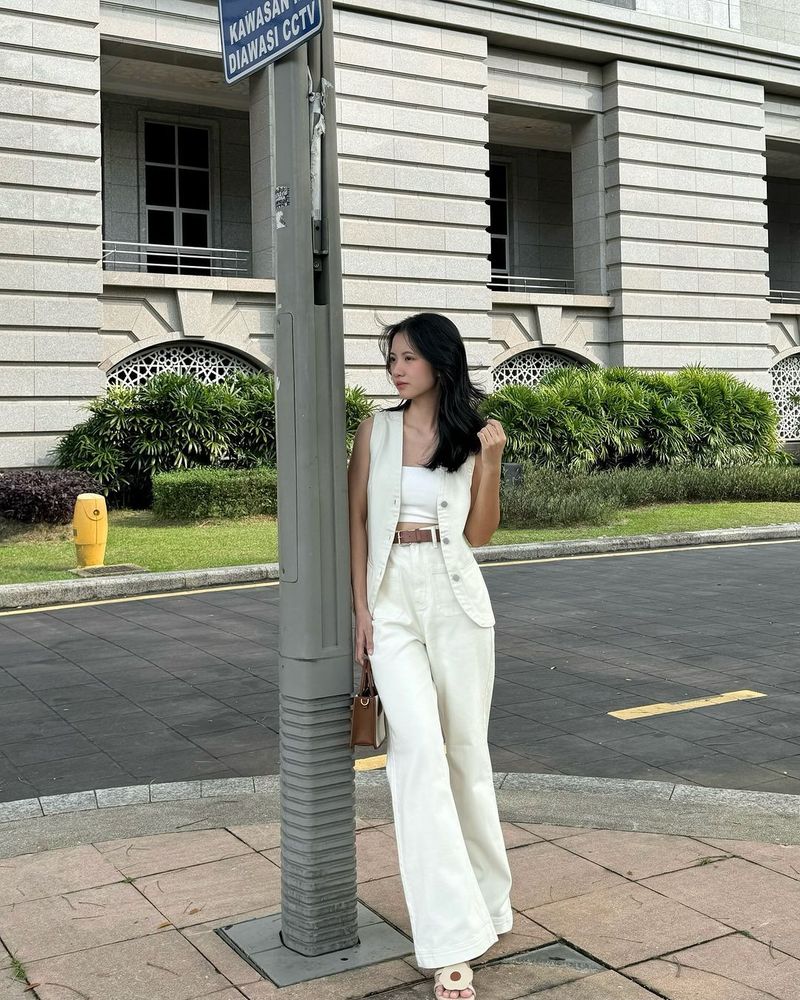 Cropped Kick-Flare White Jeans