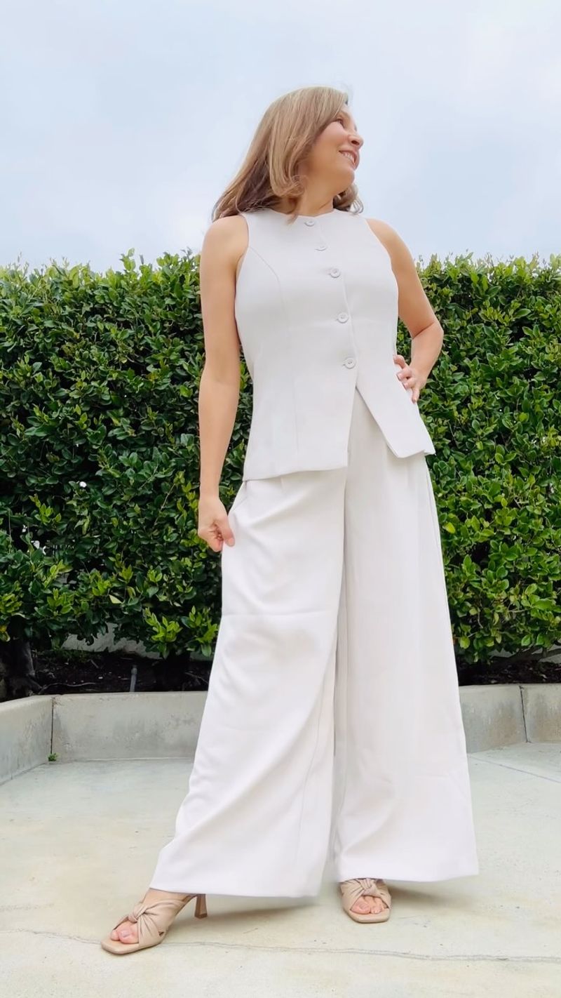 Monochrome Outfits Create Unbroken Lines